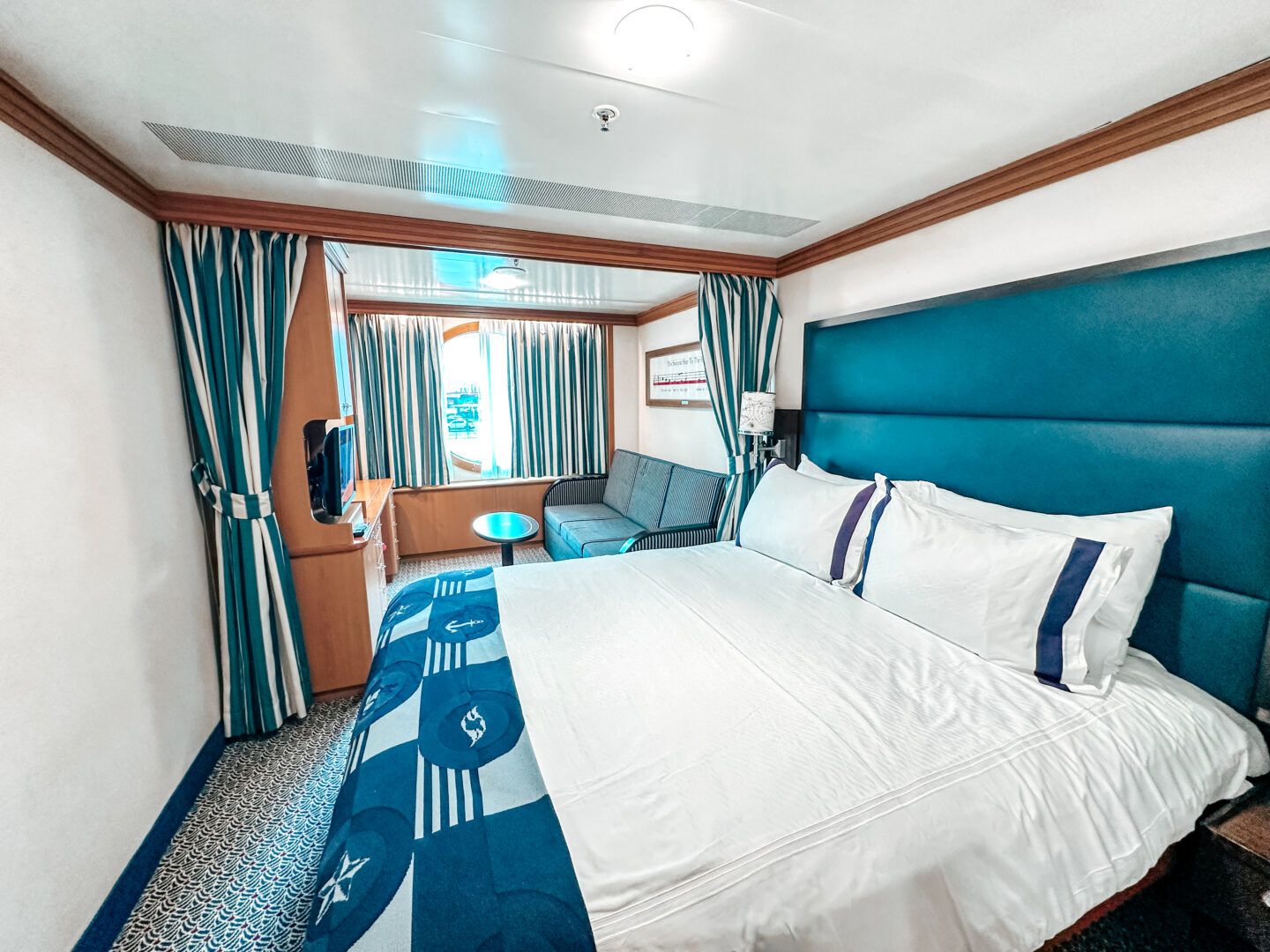 Disney Magic 2588 stateroom with porthole