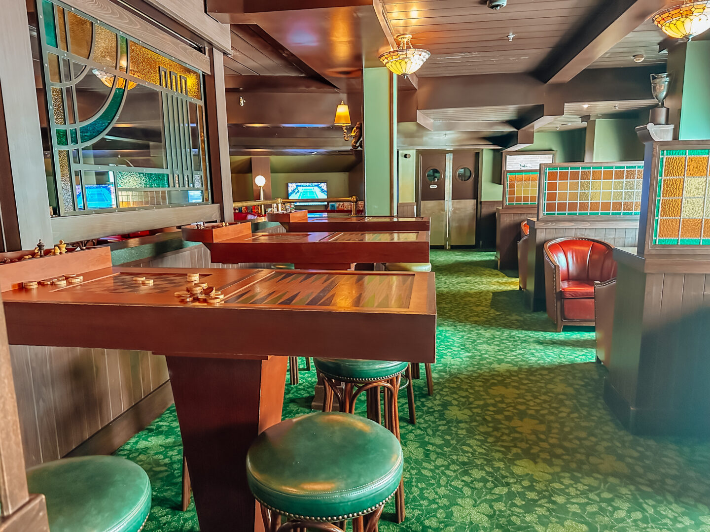 O' Gills on the Disney Magic. Bars and lounges on the Disney Magic